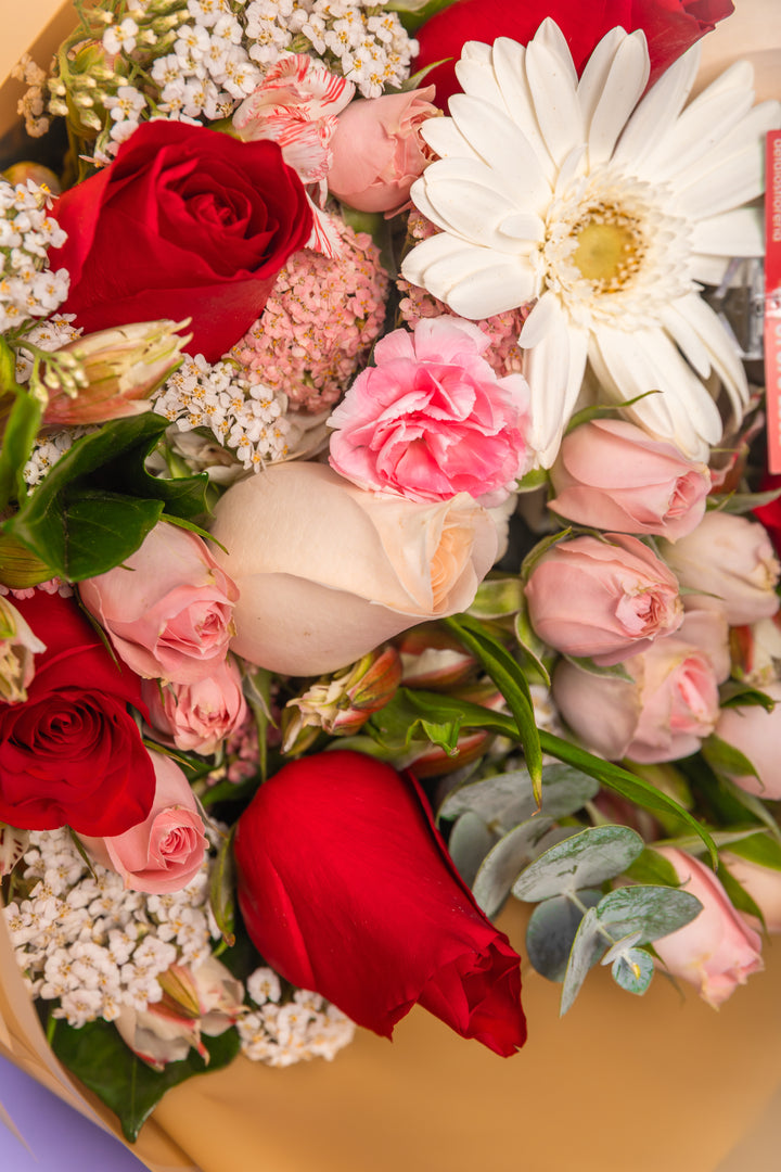 Ramo de mini rosas con rosas y gerbera